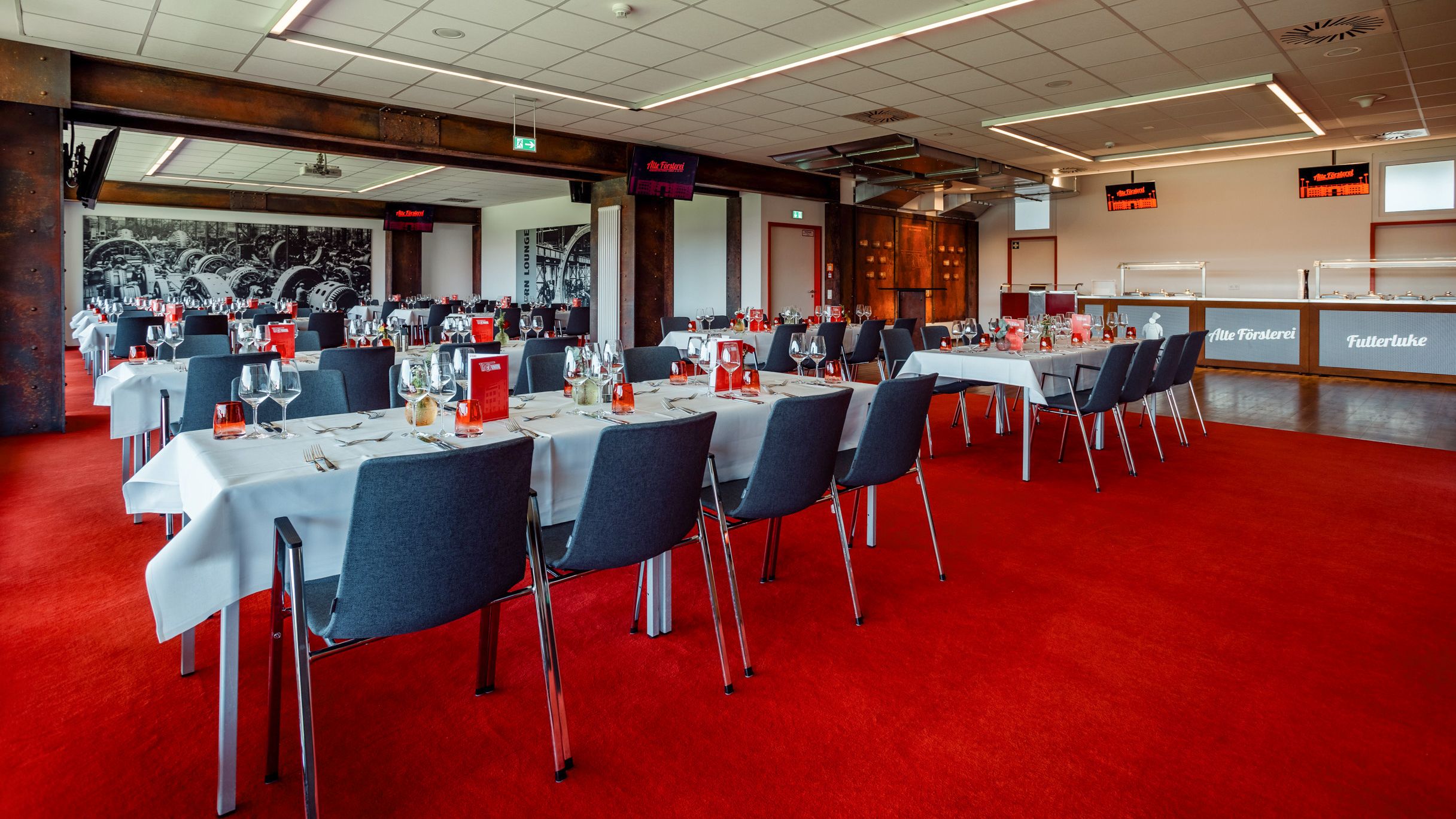 Modernes Restaurant mit roten Teppichen, gedeckten Tischen und großen Fenstern, die eine einladende Atmosphäre schaffen.